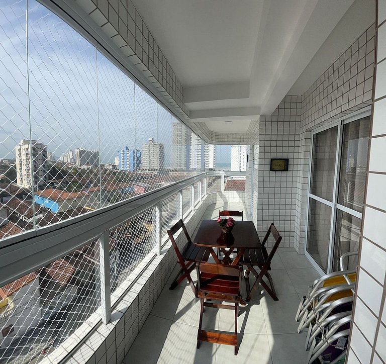 Excelente apto com piscina, localizado a 200 metros da praia