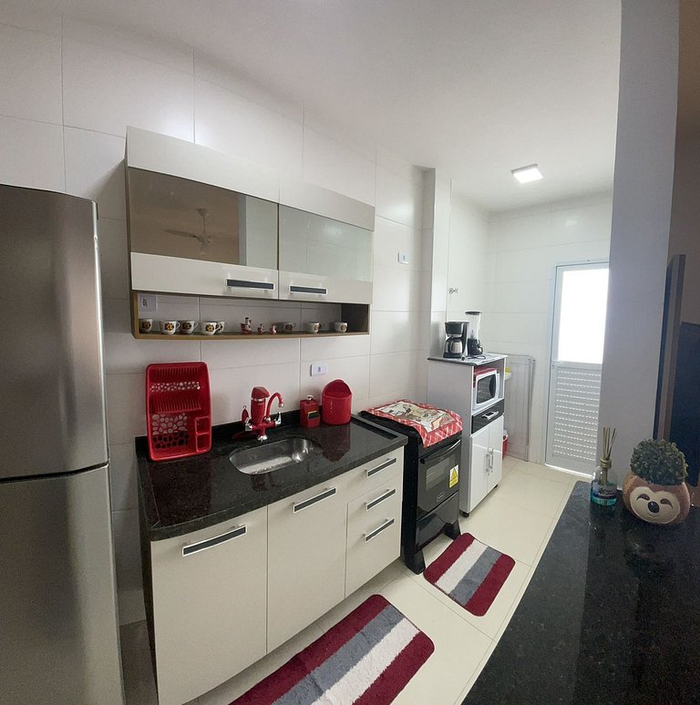 Excelente apto com piscina, localizado a 200 metros da praia