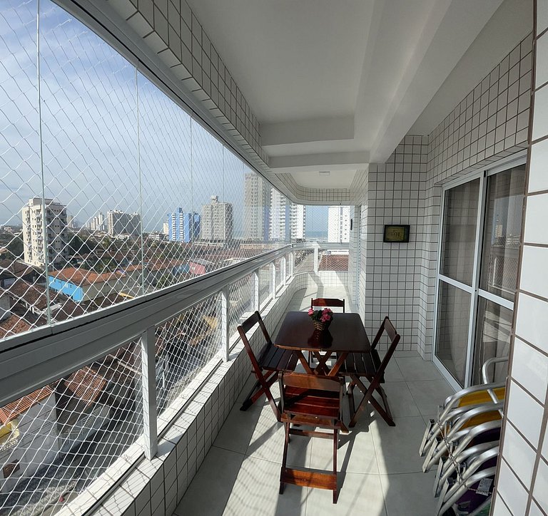 Excelente apto com piscina, localizado a 200 metros da praia