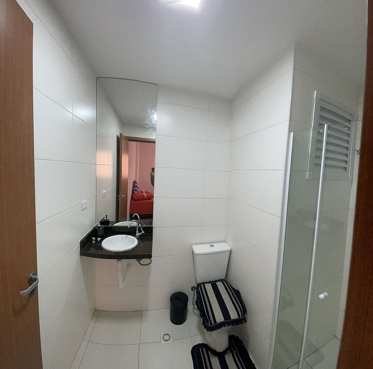 Excelente apto com piscina, localizado a 200 metros da praia