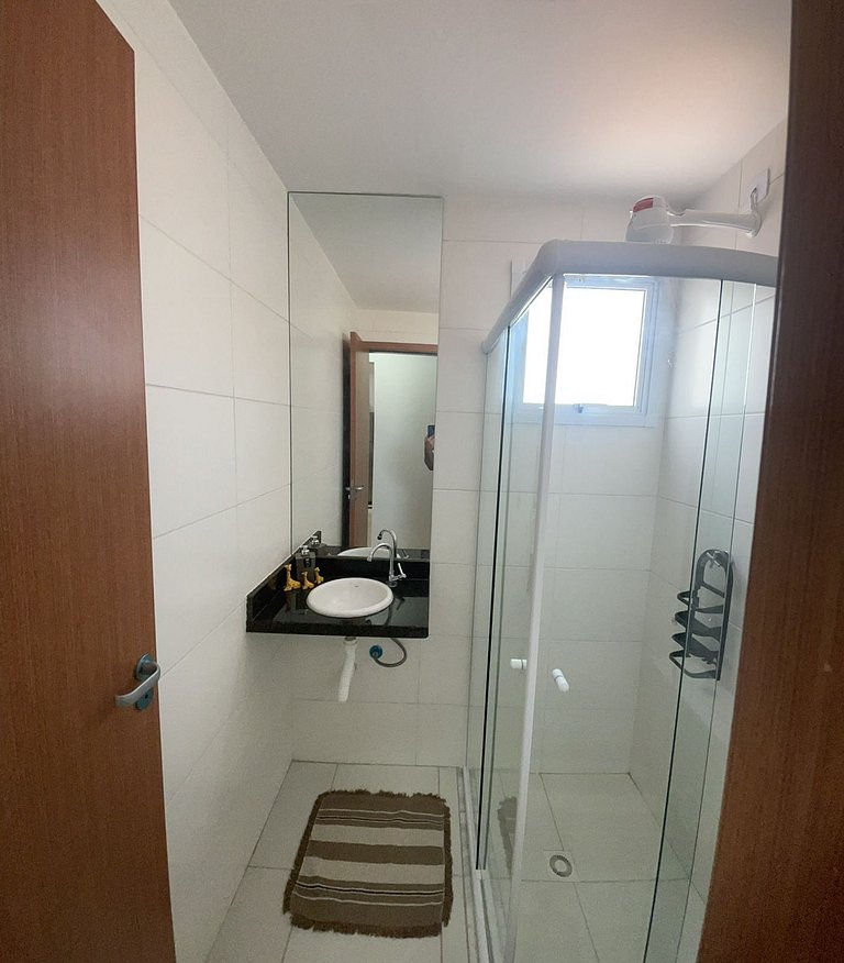 Excelente apto com piscina, localizado a 200 metros da praia