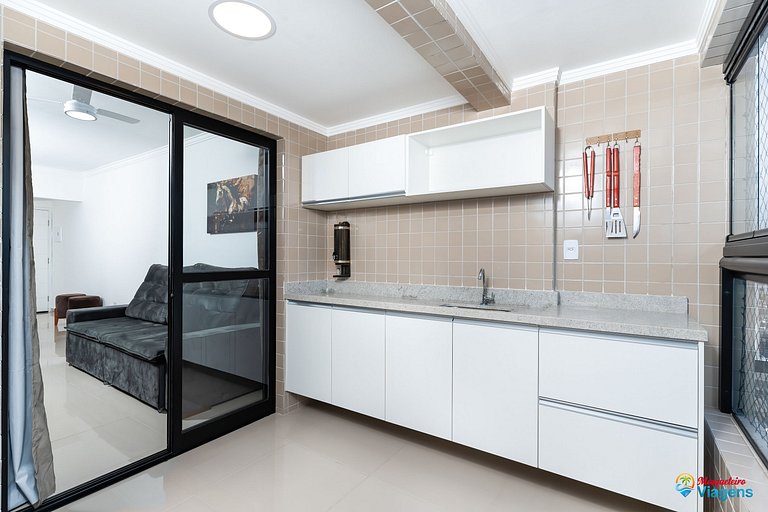 Apartamento incrível a apenas 50 metros da praia, com ar-con