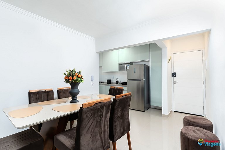 Apartamento incrível a apenas 50 metros da praia, com ar-con