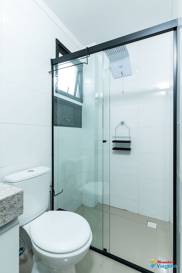 Apartamento incrível a apenas 50 metros da praia, com ar-con