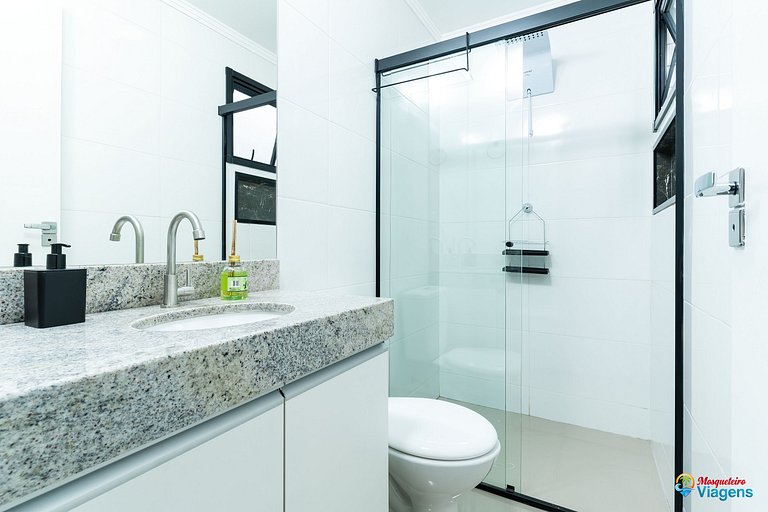 Apartamento incrível a apenas 50 metros da praia, com ar-con