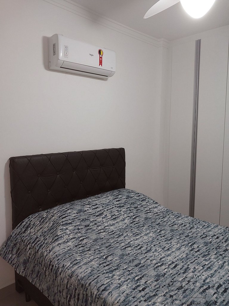 Apartamento incrível a apenas 50 metros da praia, com ar-con