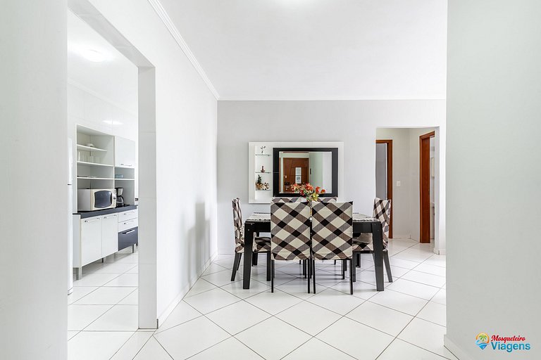 Apartamento confortável a apenas 100 metros da praia no bair