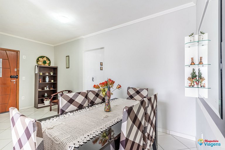 Apartamento confortável a apenas 100 metros da praia no bair