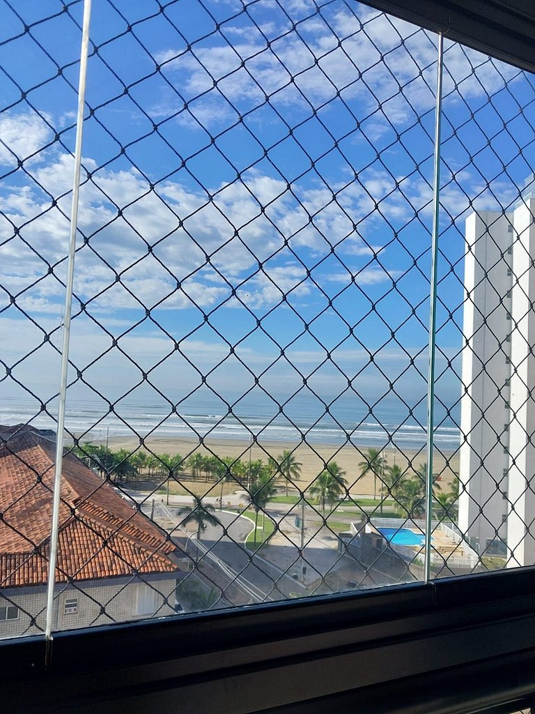 Apartamento incrível a apenas 50 metros da praia, com ar-con