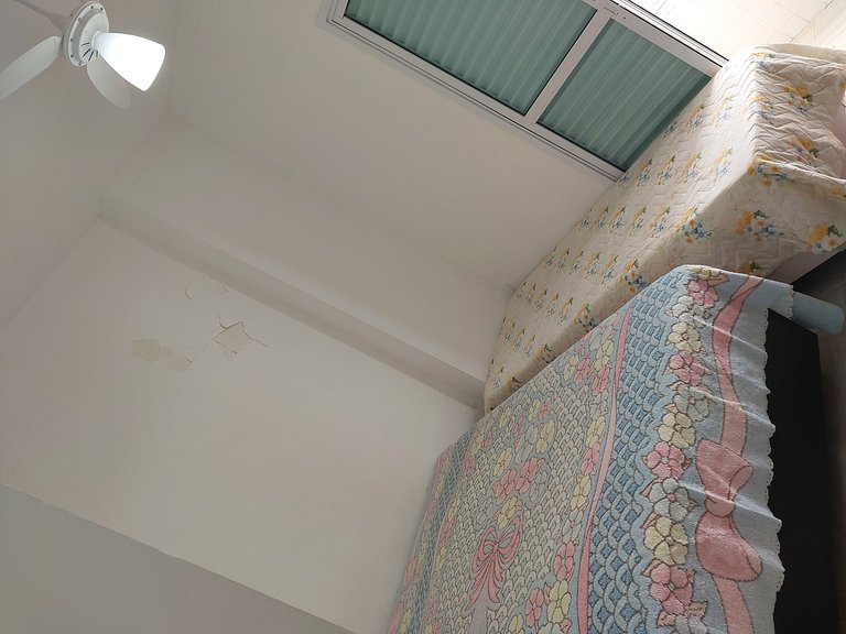 Apartamento com suíte, varanda e vista para o mar