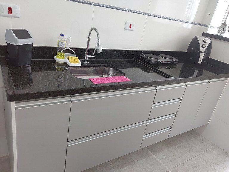 Apartamento com suíte, varanda e vista para o mar