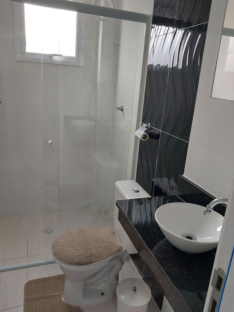 Apartamento com suíte, varanda e vista para o mar