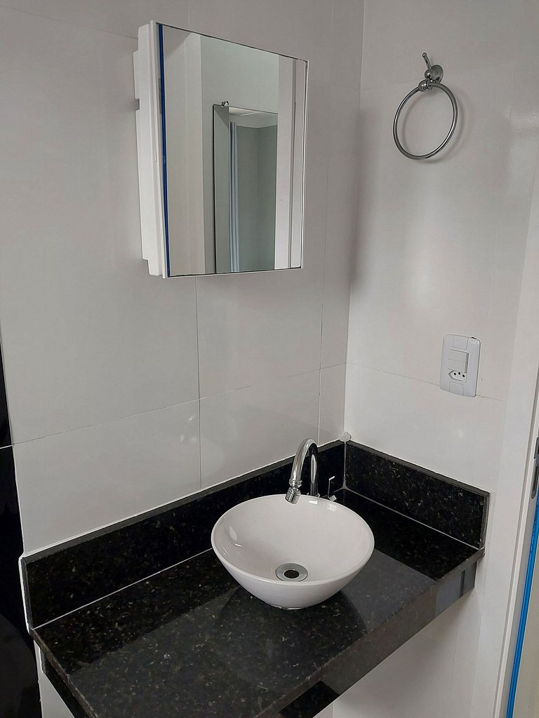 Apto com suíte, varanda e vista para o mar