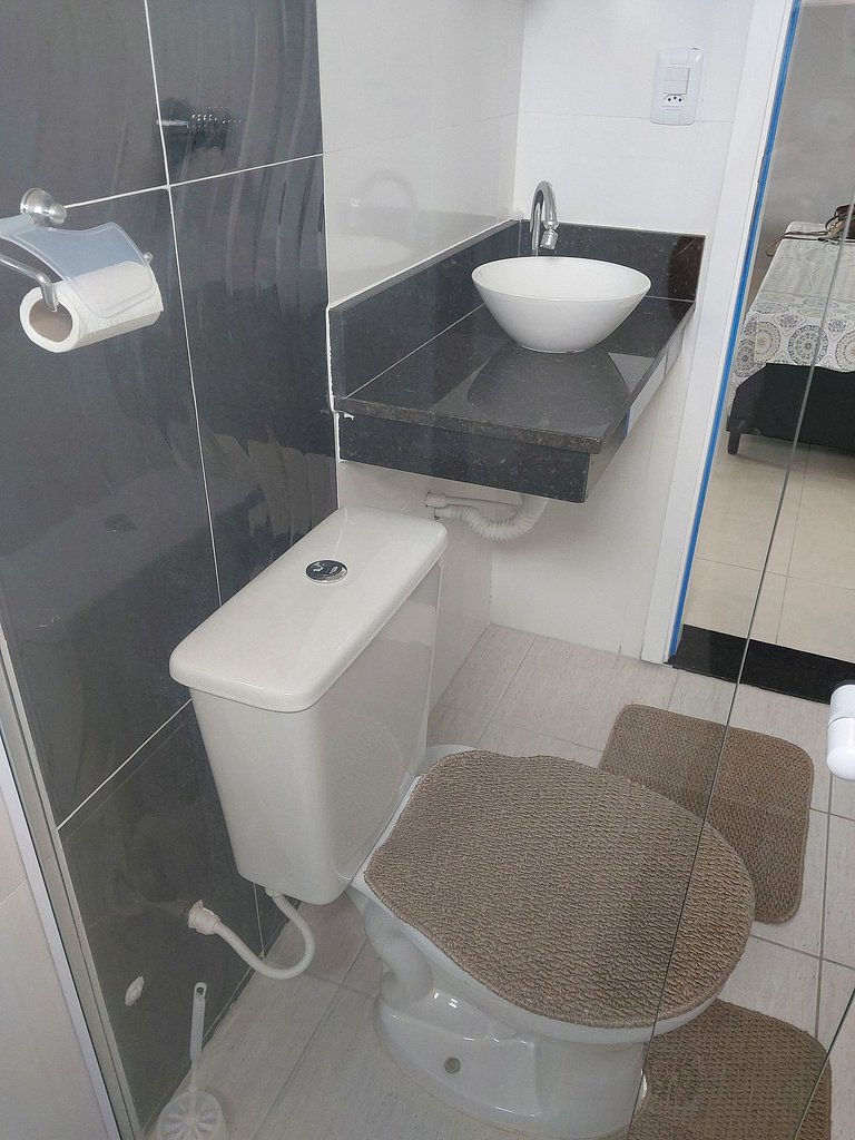 Apartamento com suíte, varanda e vista para o mar