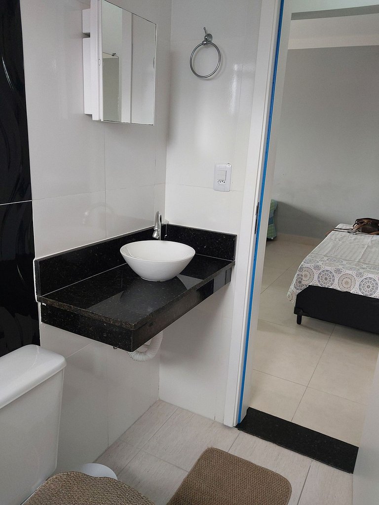 Apartamento com suíte, varanda e vista para o mar