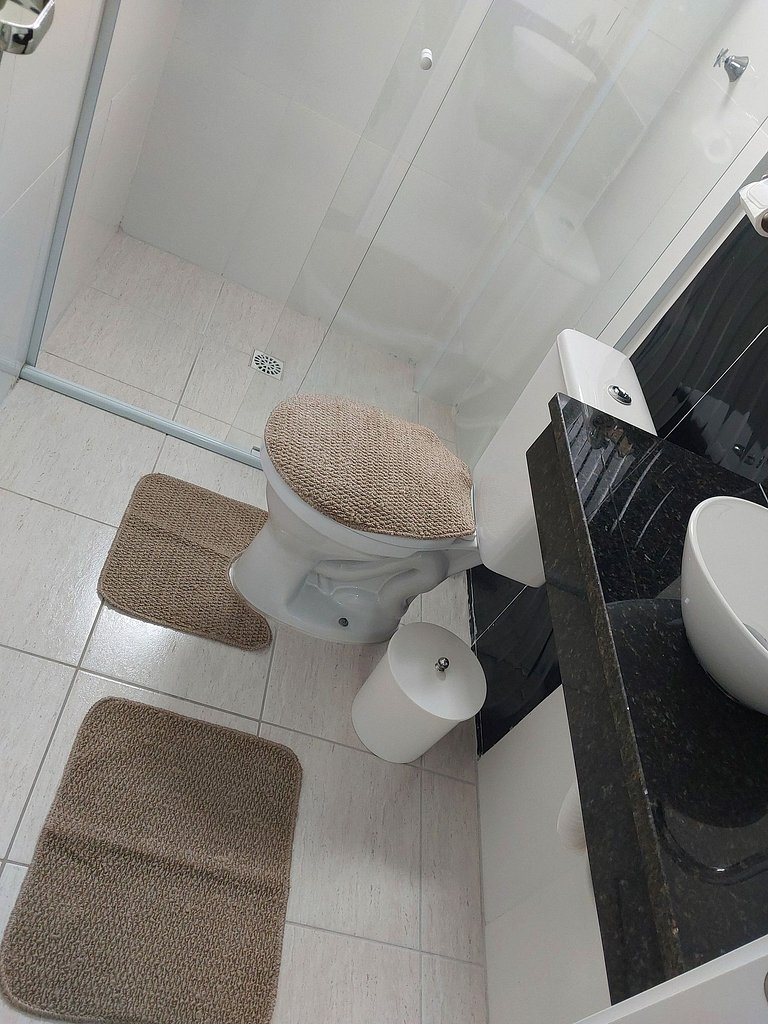 Apartamento com suíte, varanda e vista para o mar