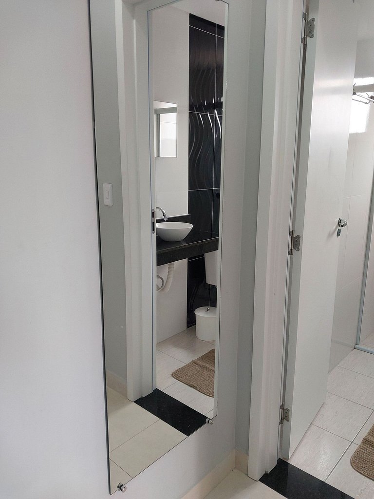 Apartamento com suíte, varanda e vista para o mar