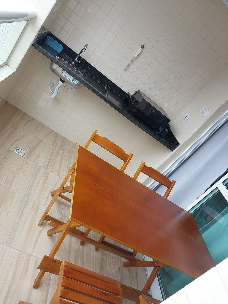Apartamento com suíte, varanda e vista para o mar
