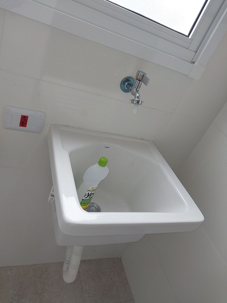 Apartamento com suíte, varanda e vista para o mar