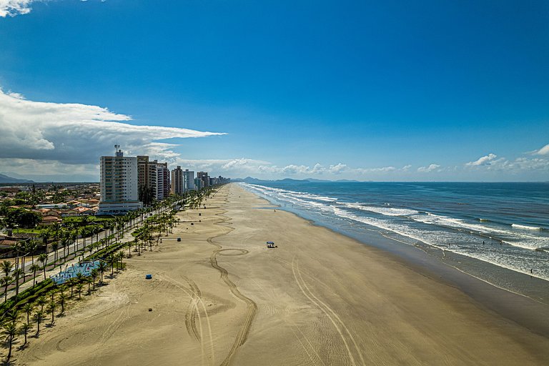 Apartamento com suíte, varanda e vista para o mar