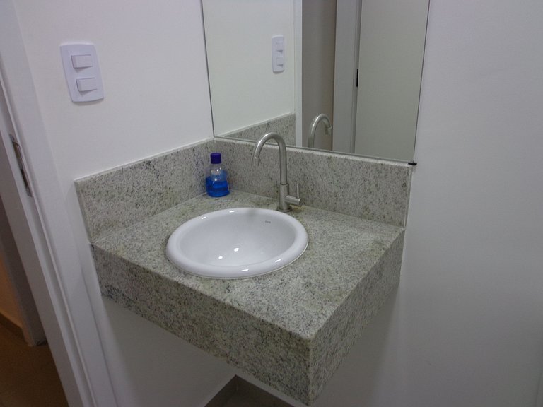 Apartamento incrível a apenas 50 metros da praia, com ar-con